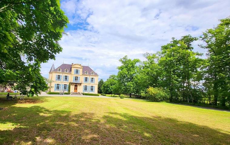 Location de vacances pour 14 personnes, avec jardin ainsi que vue et piscine à La Pacaudière - 4