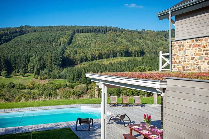 Vakantiehuis voor 10 personen, with Balkon and Terras as well as Tuin and Zwembad in Stoumont