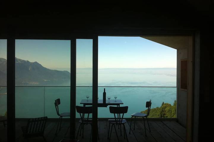 Chalet à la Montagne. Vue Exceptionnelle sur le lac et les Alpes. Havre de Paix in Veytaux, Genfer See