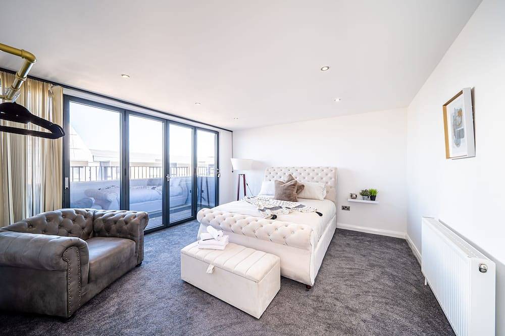 Entire apartment, Penthouse with Glass Wall Views in Barnsley Centre in Barnsley, South Yorkshire
