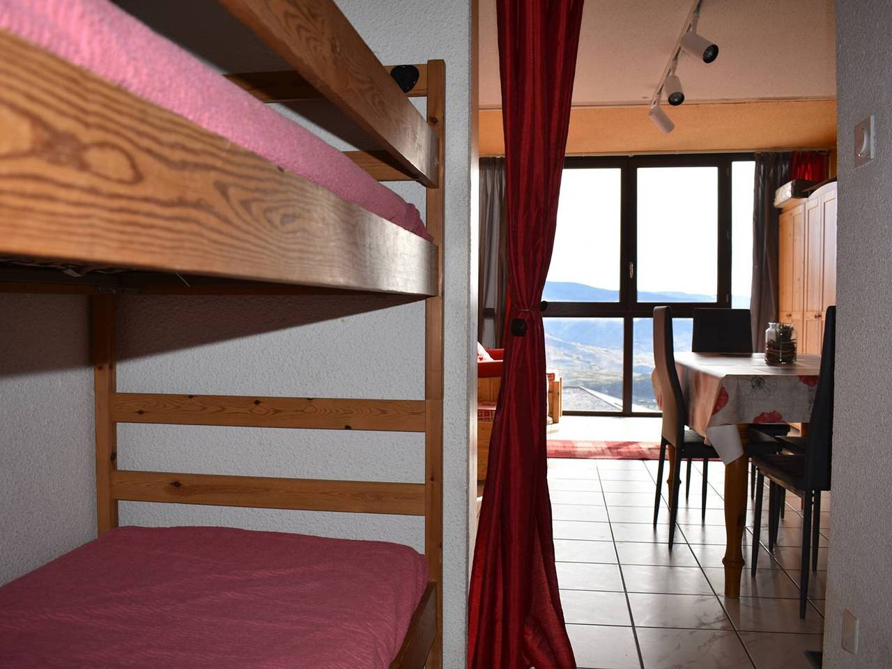 Studio entier, Studio Cabine au Centre, Accès Direct aux Pistes, Wifi, Parking in Font-Romeu-Odeillo-Via, Parc naturel régional des Pyrénées catalanes