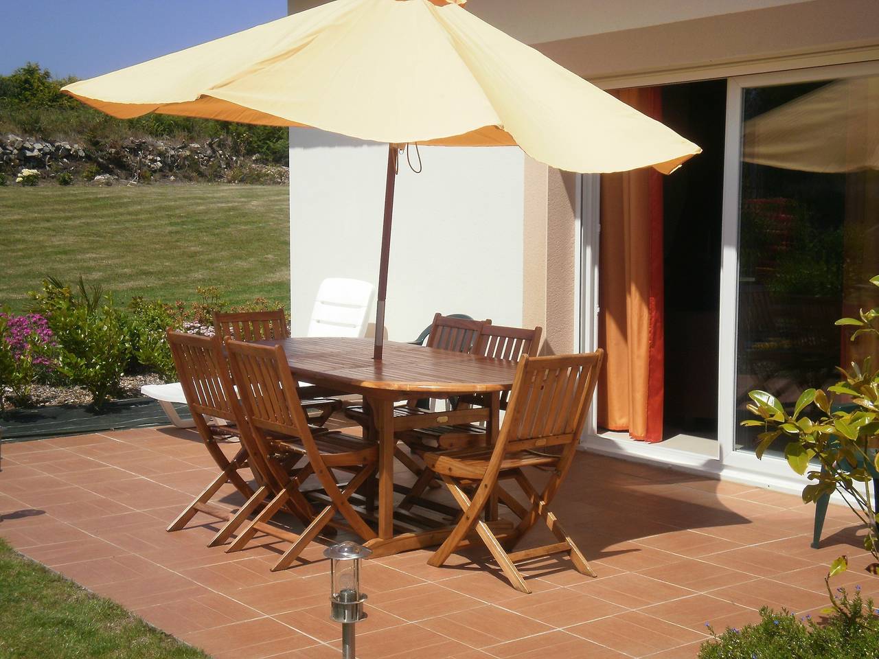 Villa 'Gite Bord de Mer Jacuzzi' con terraza privada y Wi-Fi in Plougrescant, Costa de granito rosa