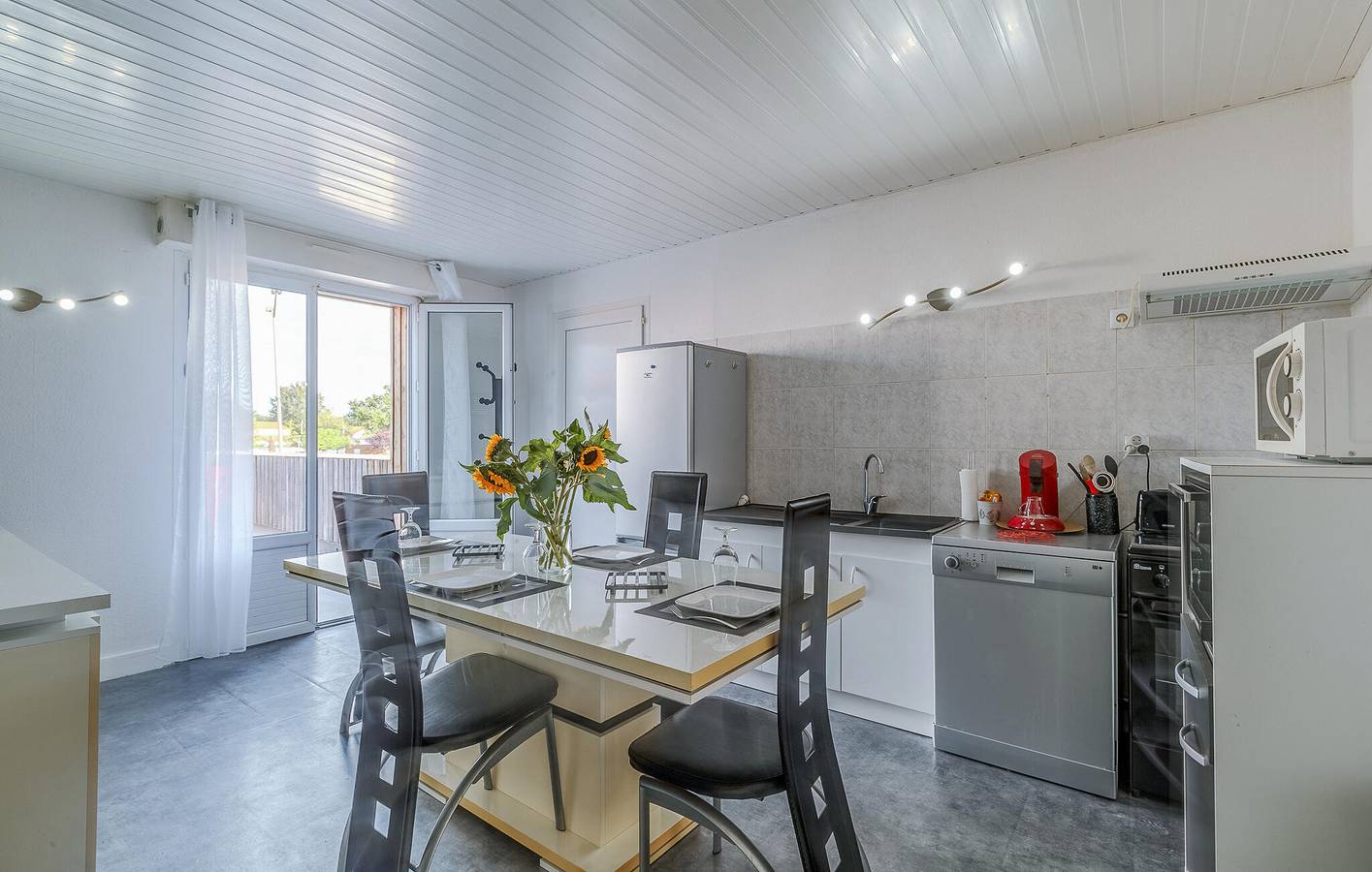 Entire holiday apartment, Cozy Apartment near Pizz'aroma & Médis Center, Parking, WiFi in Médis, Côte de Beauté