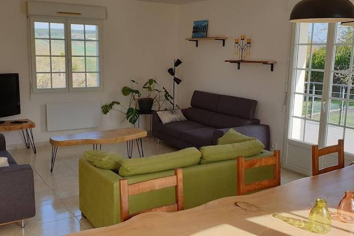 Gîte pour 8 personnes, avec vue et jardin dans Thuisy
