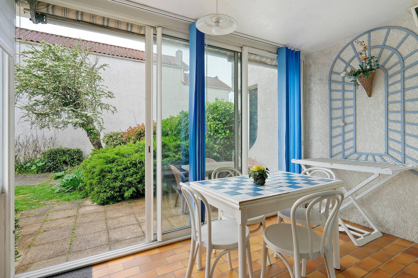 Ganze Wohnung, Schöne Ferienwohnung 'Le Vent Du Large', 80 m vom Meer, umzäunter Garten, Terrasse, Wlan, privater Parkplatz in Vaux-sur-Mer, Côte de Beauté