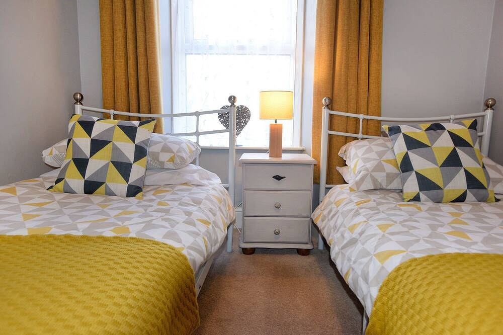 Cornish Pearl. Spacious three bedroom cottage 400 yards to the beach inc parking in St. Ives, Cornwall