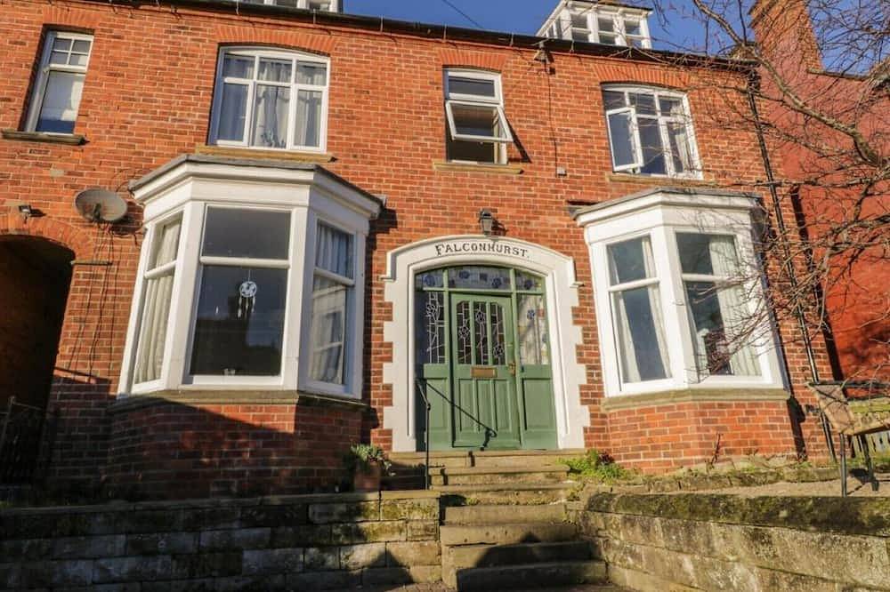 Entire apartment, Falconhurst - locally owned in fantastic Robin Hoods Bay! in Robin Hood's Bay, North York Moors National Park