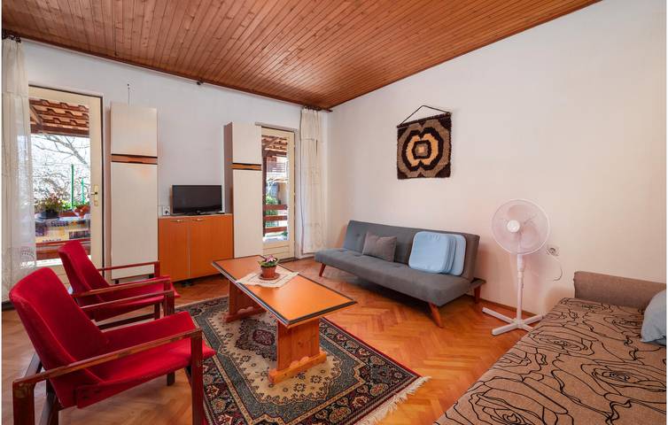 Apartamento vacacional entero, Acogedor apartamento en planta baja con terraza cerca del centro de Labin in Labin City, Labin