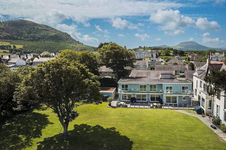 Holiday rental for 16 people, with terrace and hot tub as well as garden in Nefyn