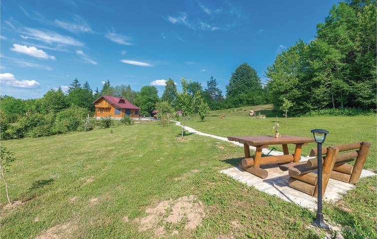 Charmantes Apartment mit 1 Schlafzimmer, Pool, Terrasse und Parkplatz in Lovinac, Lika-Senj