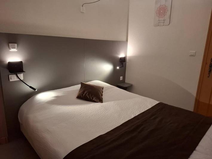 Hôtel pour 2 personnes, avec Terrasse ainsi que Jardin et Vue à Vorey