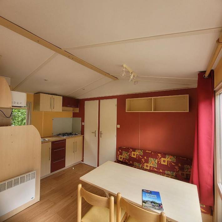 Camping pour 5 personnes, avec bassin pour enfant ainsi que piscine et terrasse