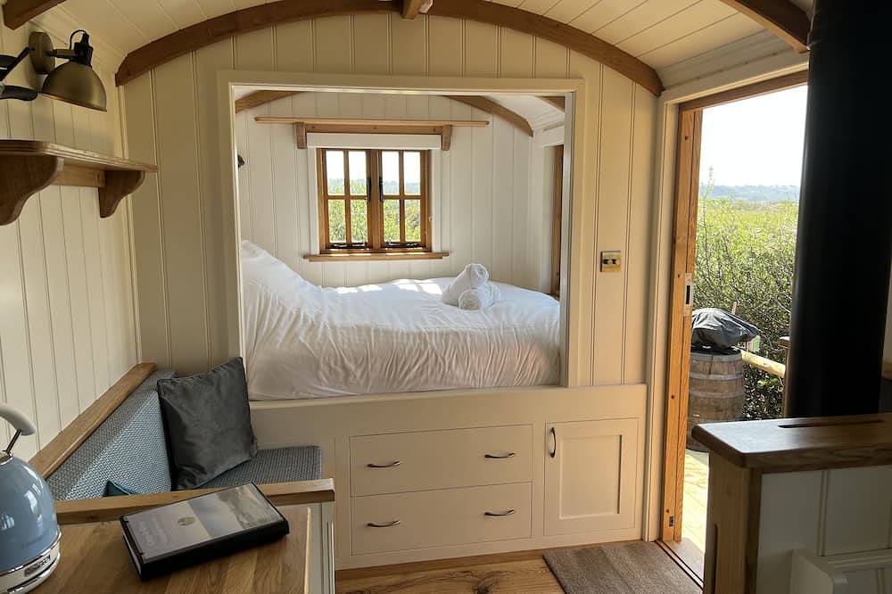 Seaside Bliss: Cosy Shepherd Hut with fire place, 10 mins from the beach in Guernsey