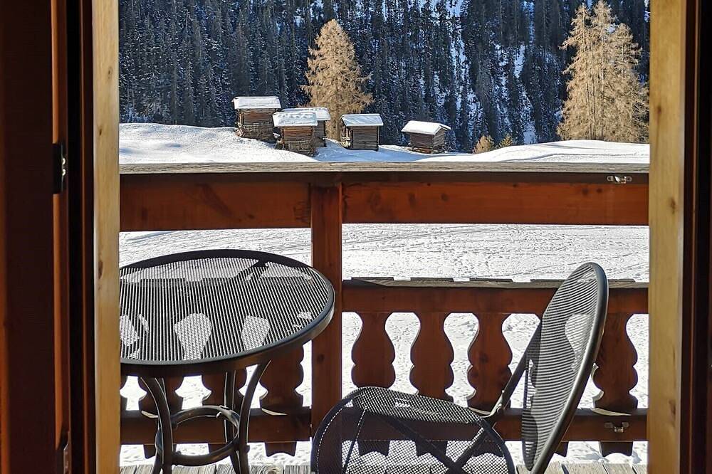 Ganze Wohnung, Dachwohnung in Walserhaus, Balkon, unverbaute Aussicht in Monstein, Davos