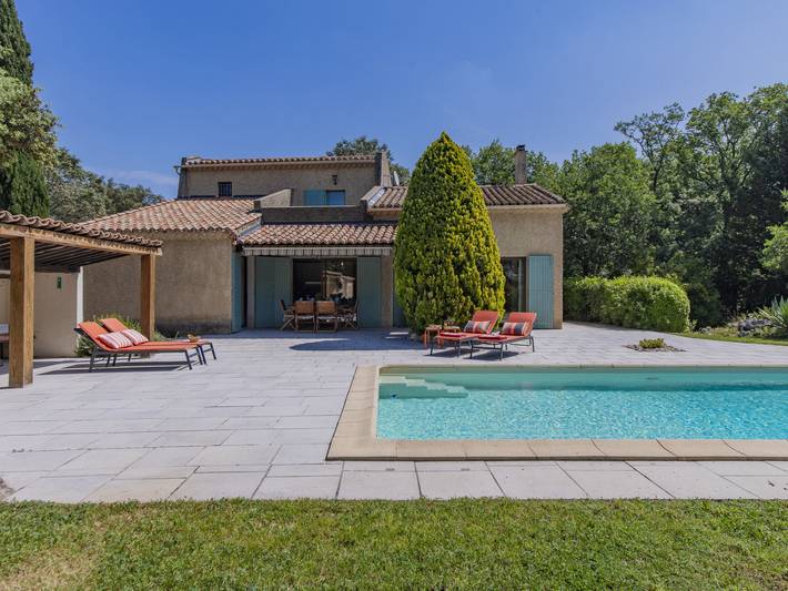 Location de vacances pour 8 personnes, avec piscine et terrasse à Saint-Siffret