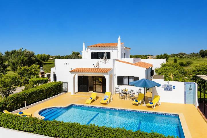 Location de vacances pour 6 personnes, avec jardin et terrasse à Porches