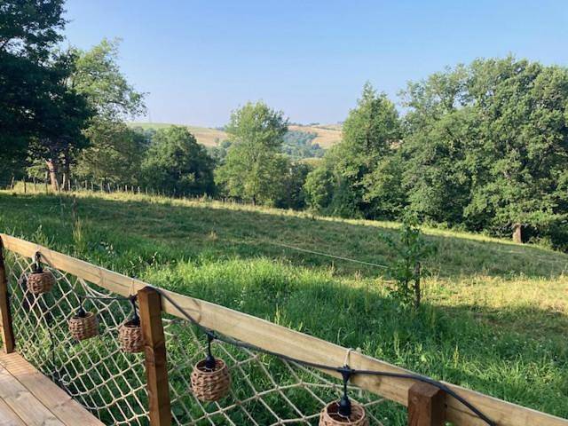 Tente pour 4 personnes, avec terrasse ainsi que vue et jardin dans le Lot - 2