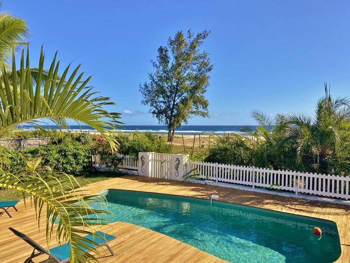 Location de vacances pour 6 personnes, avec piscine ainsi que terrasse et jardin dans Plage Des Brisants Saint Gilles Les Bains