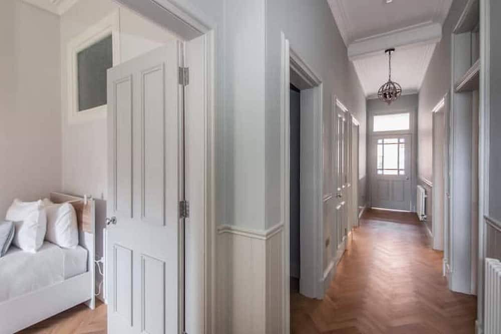 Entire apartment, Next To The Beach - North Berwick  (30 mins via train from Edinburgh) in North Berwick, Edinburgh and Lothian
