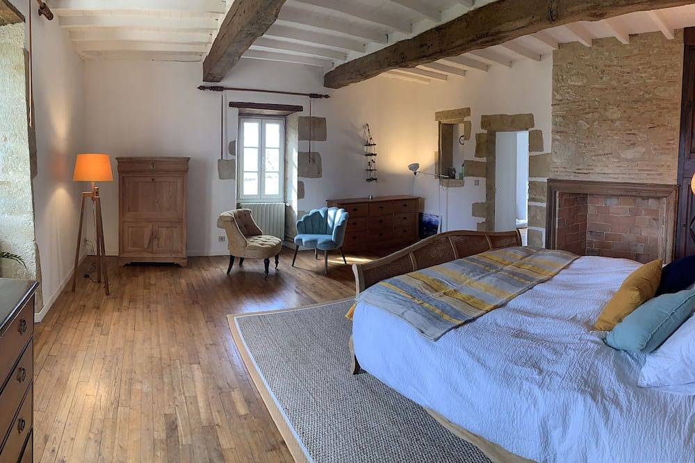 Traditional hilltop Gascon farmhouse with large pool overlooking the Pyrénées  in Saint-Arailles, Gers
