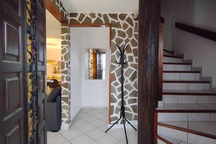 Location de vacances pour 8 personnes, avec vue et jardin à Irigny - 3