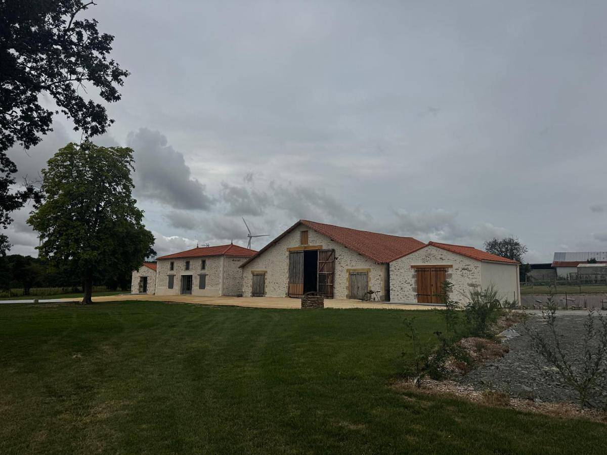 Six-Bedroom House in Bournezeau, Région de La Roche-sur-Yon