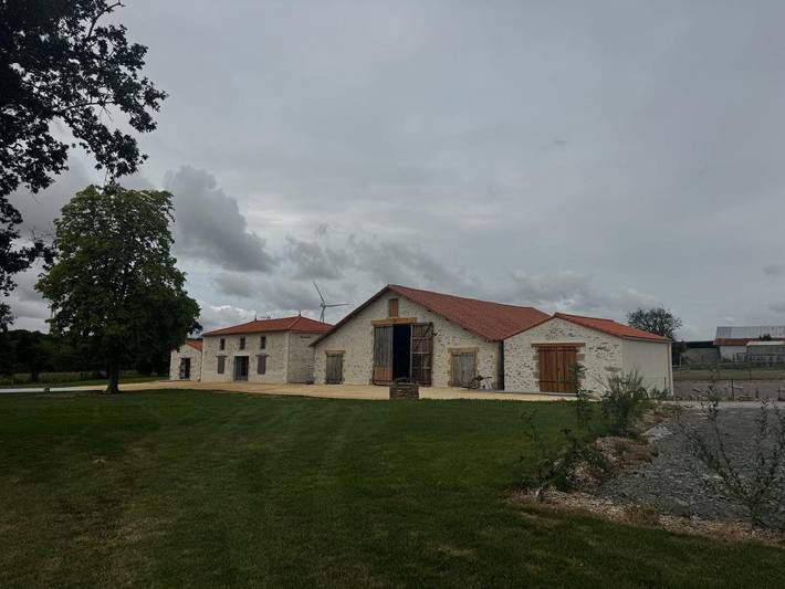 Location de vacances pour 14 personnes, avec Jacuzzi et Terrasse ainsi que Jardin et Vue à Bournezeau