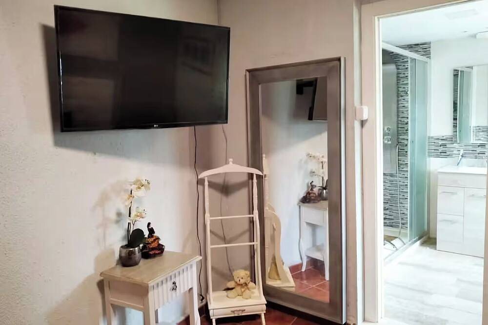 Nice 2 bedrooms villa.  private swimming pool.forest park in Llíria, Valencia Provinz