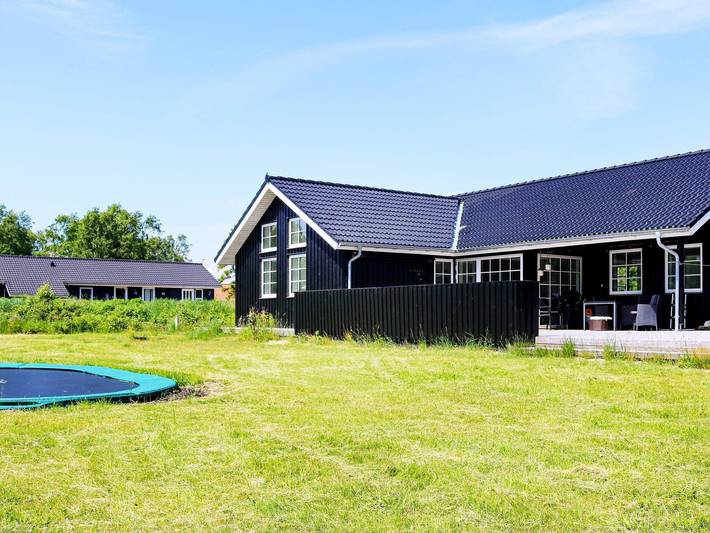 Ferieudlejning for 12 personer, med Terrasse og Have i Hadsund