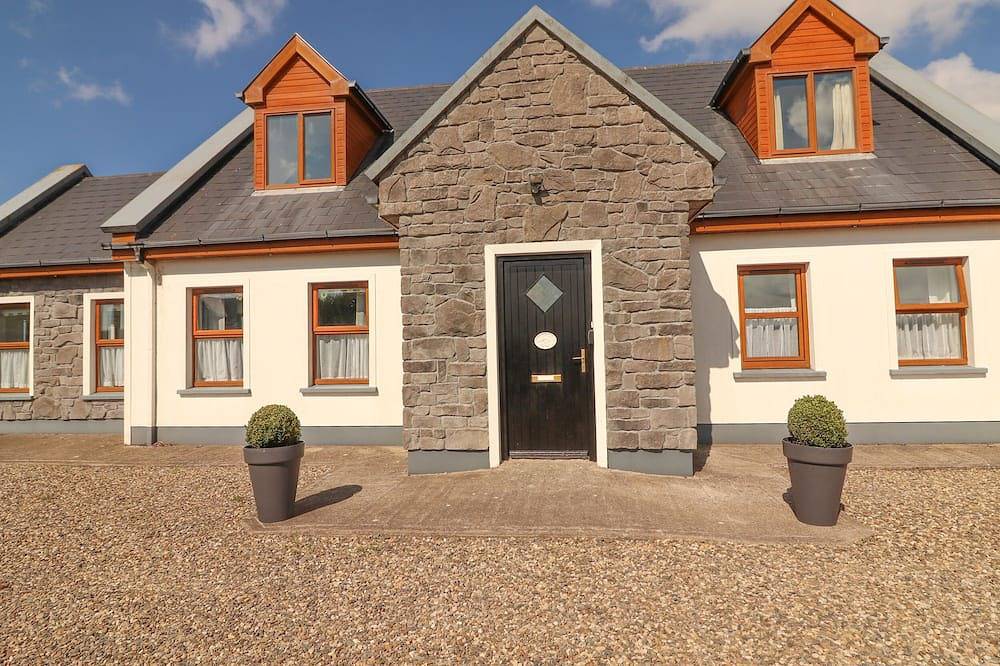 Cherry Blossom Cottage, family friendly in Quilty, County Clare in County Clare