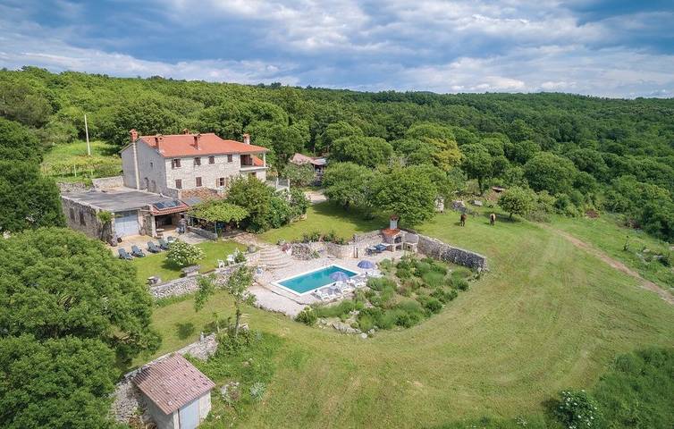 Gîte pour 8 personnes, avec Balcon/Terrasse et Piscine à Labin - 2