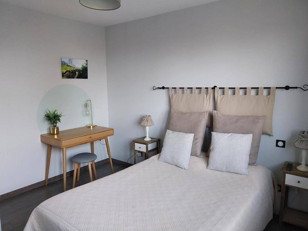Double Room with Private External Bathroom in Solre-le-Château, Avesnes-sur-Helpe