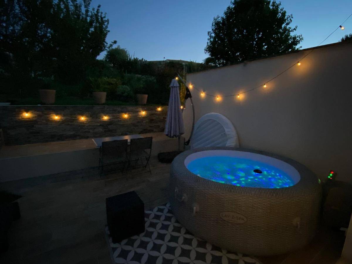 Maison chic avec Jacuzzi & Jardin Paisible in Chauray, Région de Niort