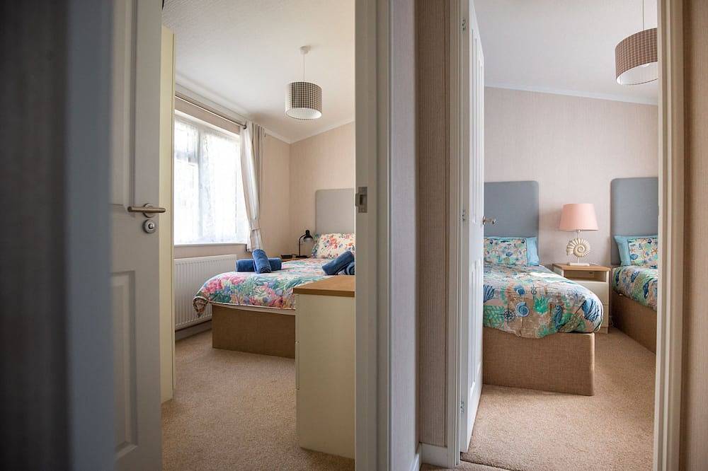 Flip Flops - a luxury lodge by the beach on Sandhills Holiday Park, Mudeford in Mudeford, Christchurch