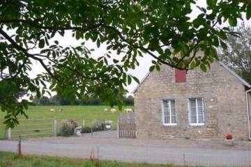 Gîte pour 4 personnes, avec terrasse et jardin, animaux acceptés à Champcervon