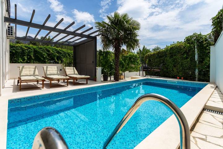 Ferienhaus für 10 Personen, mit Balkon/Terrasse und Garten sowie Pool in Duće