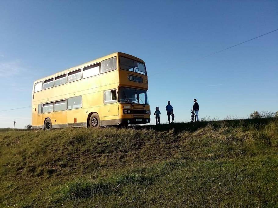 Le Yeslowbus en fête in Carla-Bayle, Ariège