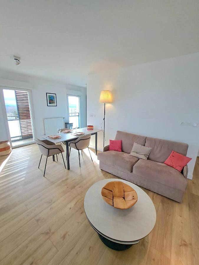 Appartement entier, Côté Parc, appart design avec terrasse in Sainte-Foy-lès-Lyon, Lyon et ses environs