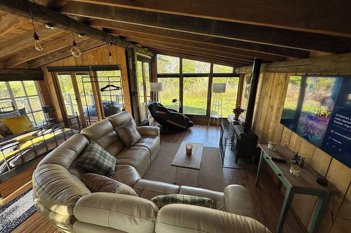 Riverside wood lodge in Weston, Newark hot tub Wifi wood stove pets parking in Weston (Nottinghamshire), Nottinghamshire