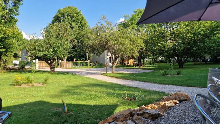 Gîte pour 4 personnes, avec terrasse ainsi que jardin et vue à Roquefeuil