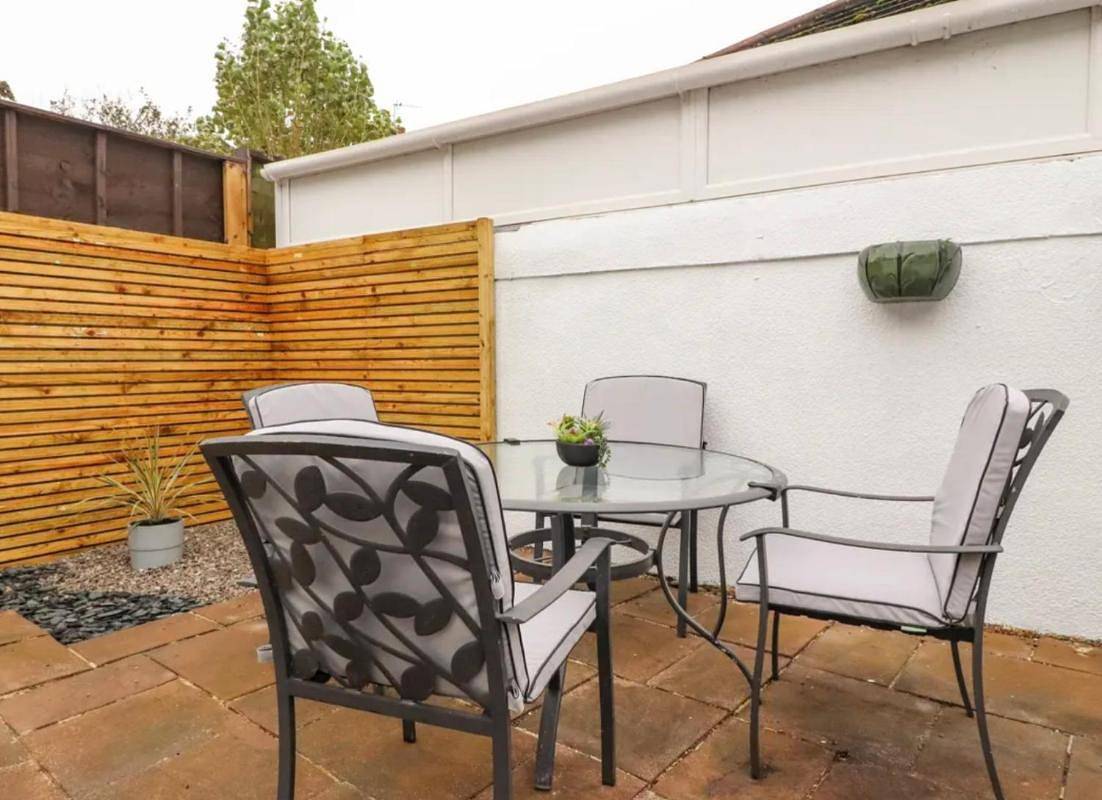 Kitty Cottage - 3 Bedroom - Warm and Welcoming - Sleeps 5 - Blackpool in Blackpool Pleasure Beach, North West England