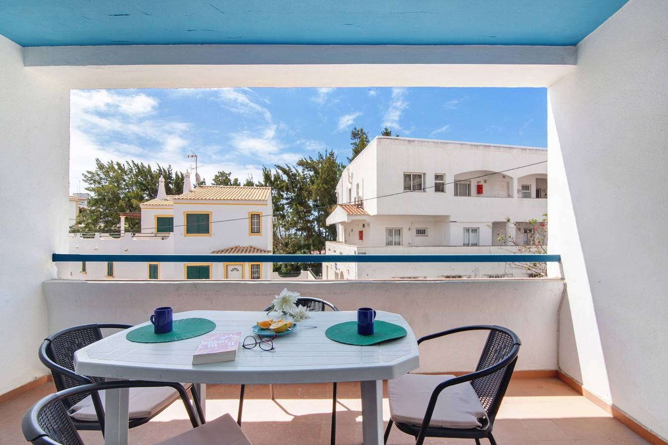 Apartamento inteiro, Apartamento 'Mar Azul 4' com Varanda e Wi-Fi in Praia da Oura, Albufeira