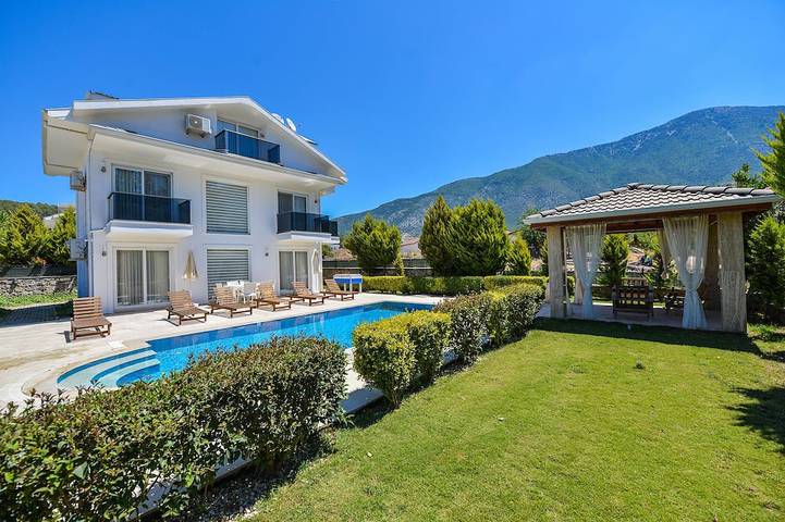 Villa für 8 Personen, mit Balkon und Garten - 1