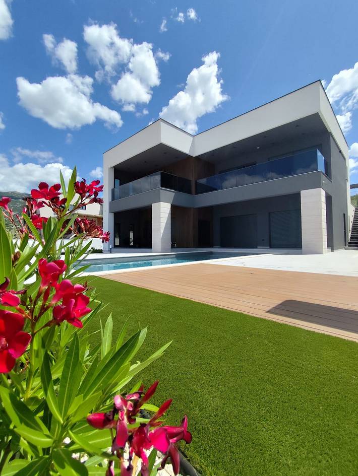 Villa für 10 Personen, mit Balkon und Garten in Jasenice