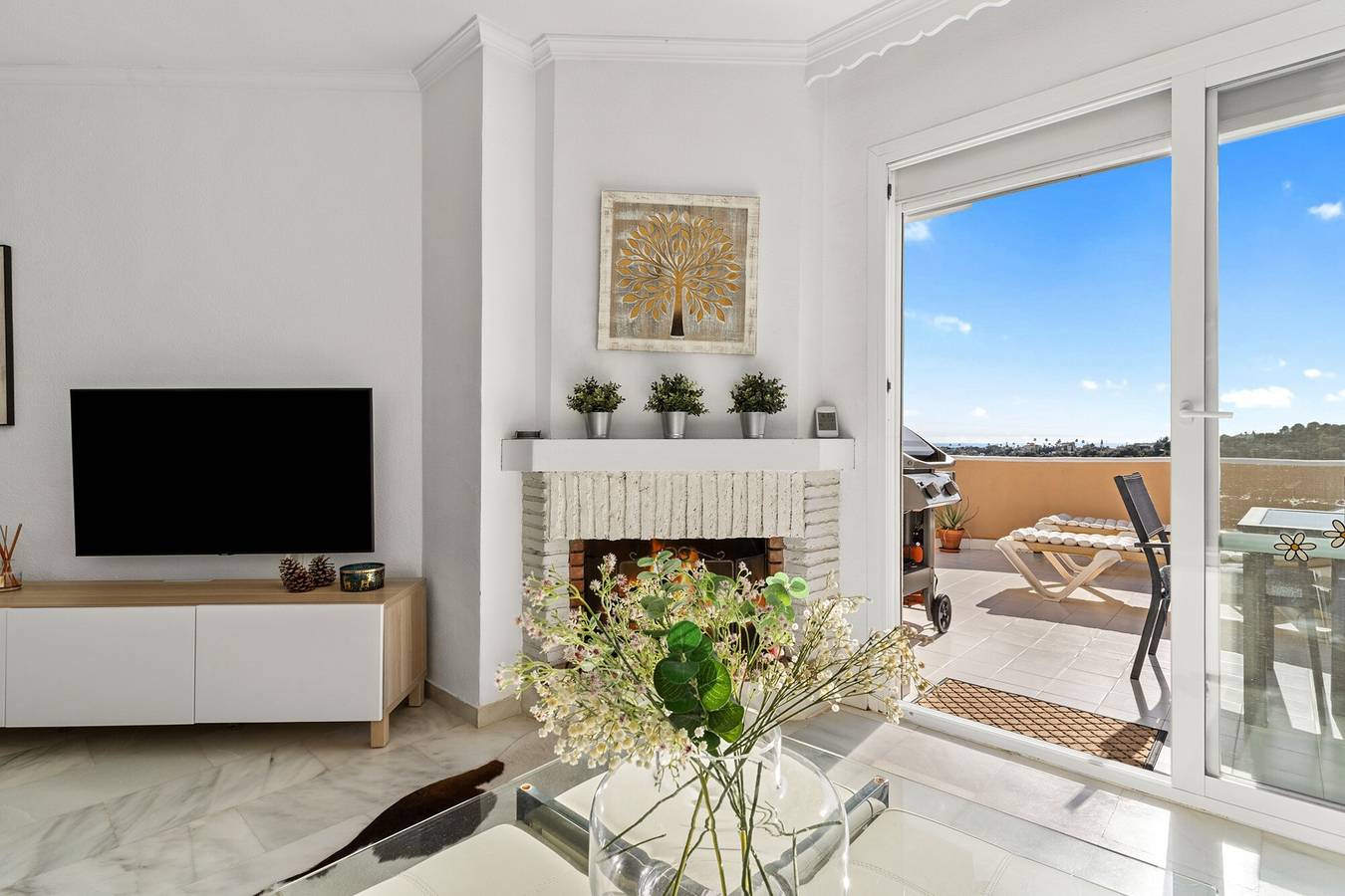 Entire apartment, Apartment with Sea and Mountain Views in Calahonda, Mijas in Sitio de Calahonda, Mijas