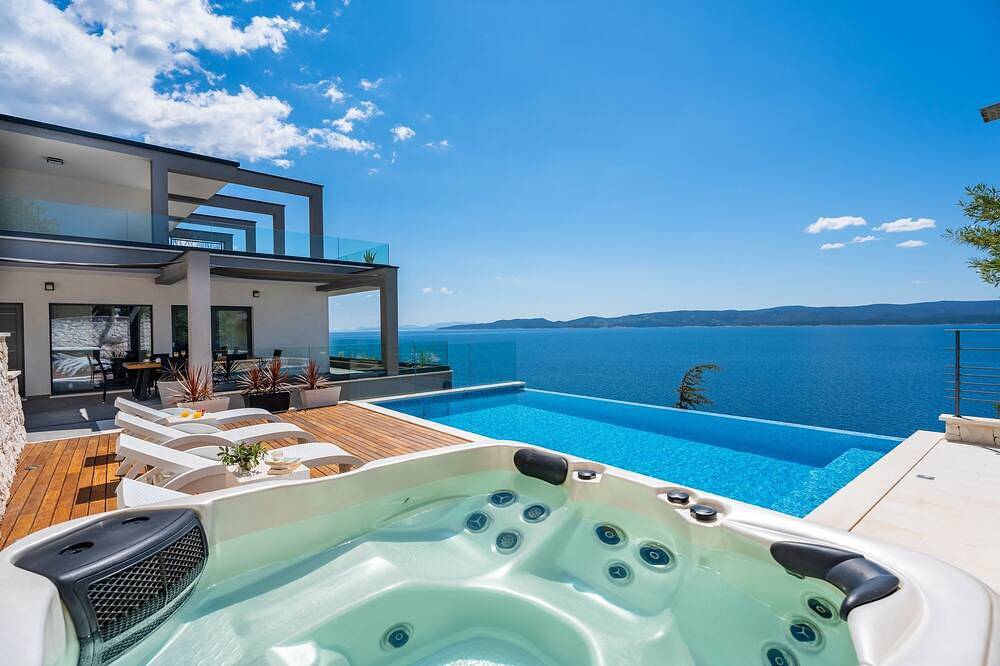 Villa Hrid Luxuriöse Strandvilla, Infinity-Pool mit Massage und Whirlpool in Mimice, Split-Dalmatien