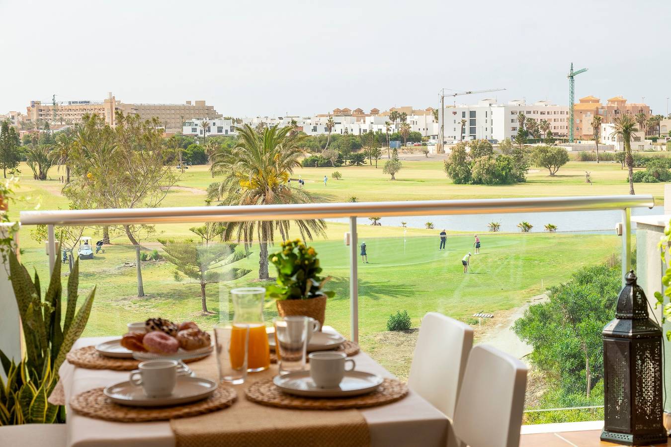 Appartement entier, Terrasse avec vue sur le golf, piscine et climatisation. Calme et plage à Almerimar in Almerimar, El Ejido