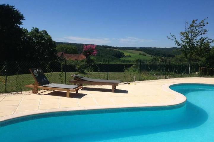 Gîte pour 12 personnes, avec jardin à Bussac