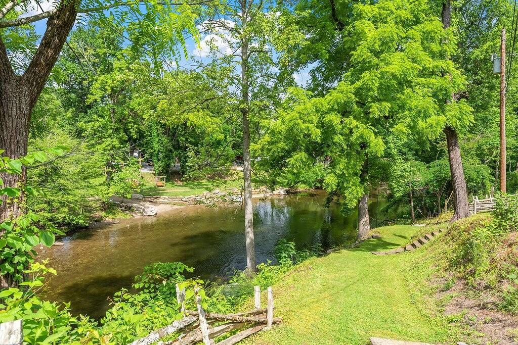 Little River Cabin - Riverfront, 1 mile from Gsmnp - Romantic Getaway! in Blount County