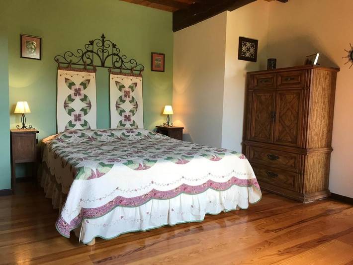 Location de vacances pour 12 personnes, avec vue ainsi que jardin et piscine à Larroque